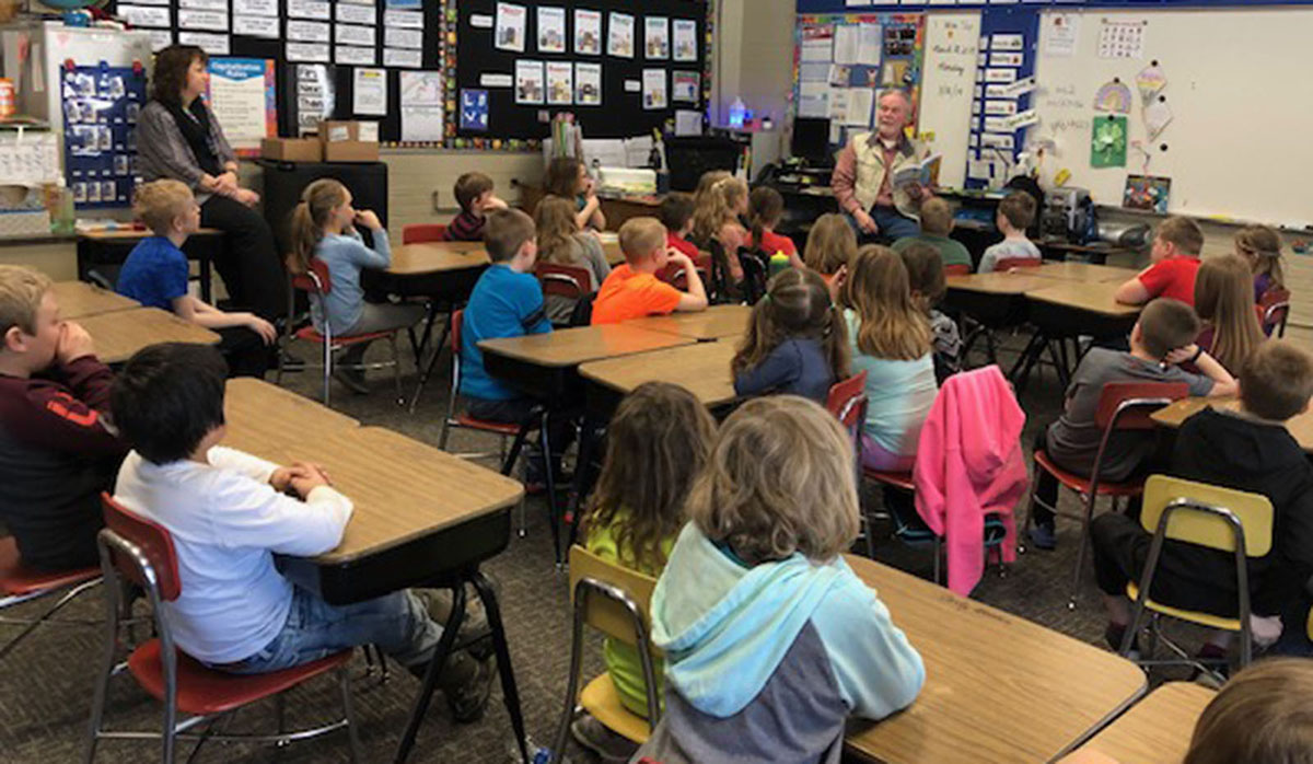 Rep. O’Malley reads to MCC second graders. | MasonCountyPress.com